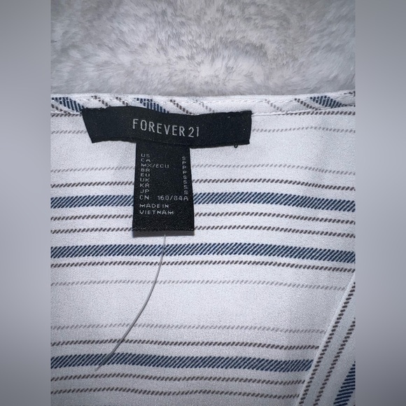 4/$10 Bundle Sale: NWOT Forever 21 Sheer V-Neck No Sleeve Top - Picture 2 of 4